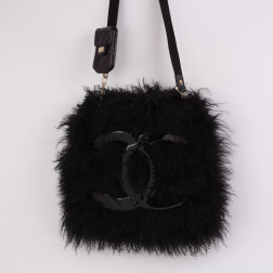 Bolso negro de lana de oveja con logo grande