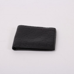 Cartera de tarjetas de crédito y billetes.