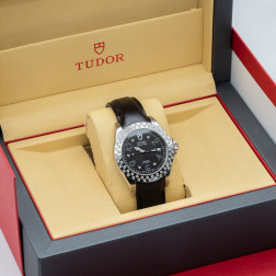 Reloj Prince Date de acero, engastado con 62 diamantes y automático.