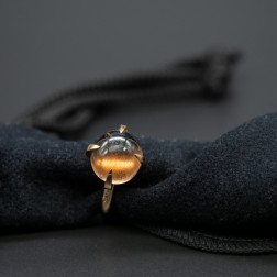 Anillo Veleno cuarzo ahumado y oro amarillo de 18 k