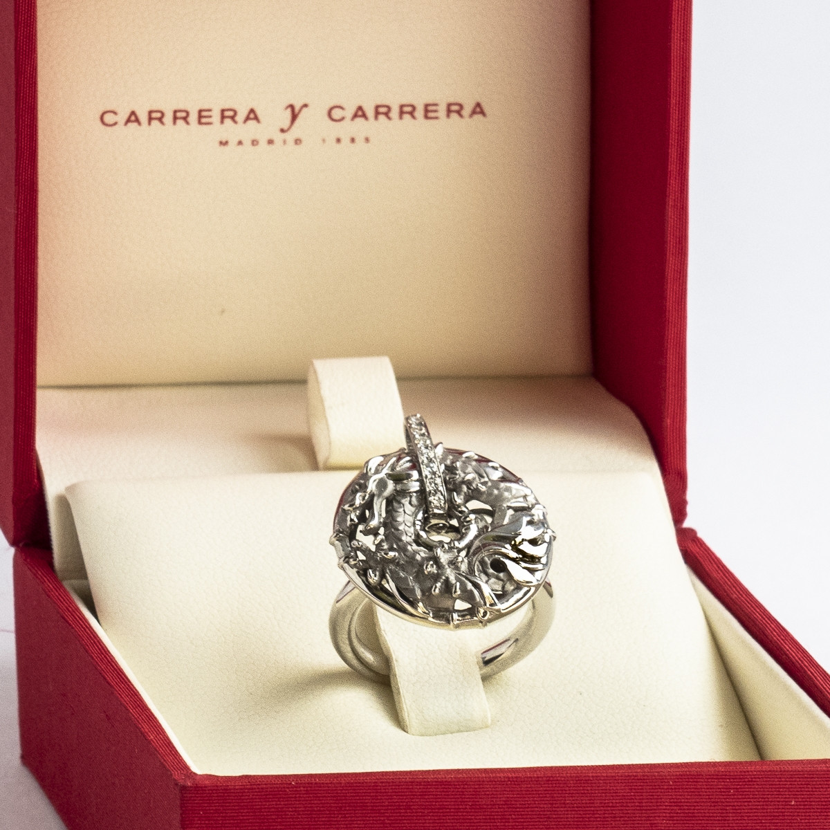 Carrera y Carrera anillo Shanghai de oro blanco diamantes.